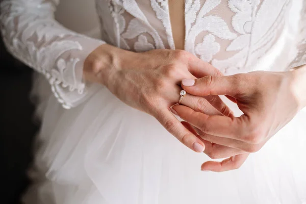 花嫁の手にゴールドの結婚指輪 — ストック写真