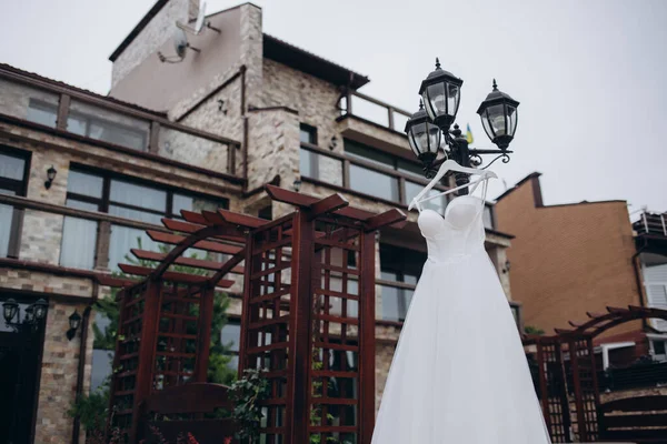花嫁のための美しい白いウェディングドレスや靴は ベッドの近くに重さ 結婚式のドレスの美しさ 女子レースパーティーウェア — ストック写真