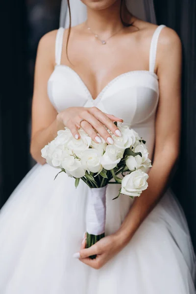 Mariée Dans Une Robe Blanche Avec Bouquet Chic Dans Ses — Photo