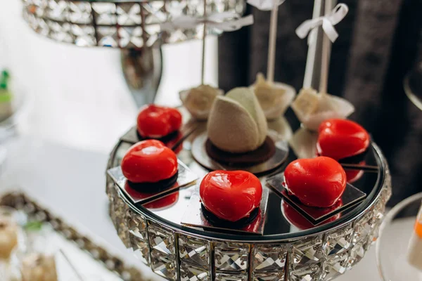 Doces Chocolate Vermelho Como Coração Fundo Azul Conceito Dia Dos — Fotografia de Stock