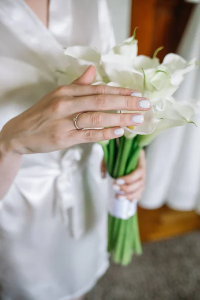 結婚式で大きな結婚式の花束を持っている花嫁 — ストック写真