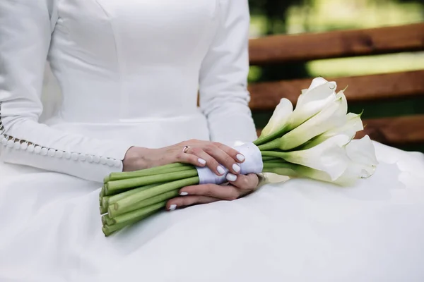 Gelin Düğün Töreninde Büyük Bir Buket Tutuyor — Stok fotoğraf