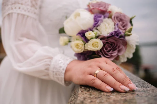 Gold Wedding Rings Bride Hand — Stock Photo, Image