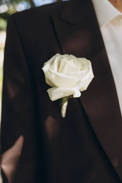 新郎のジャケットにスタイリッシュなBoutonniere 結婚式の日 美しい花Boutonniere 結婚式のコンセプト — ストック写真