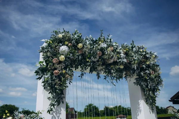 Świeże Dekoracje Kwiatowe Ceremonię Ślubną — Zdjęcie stockowe