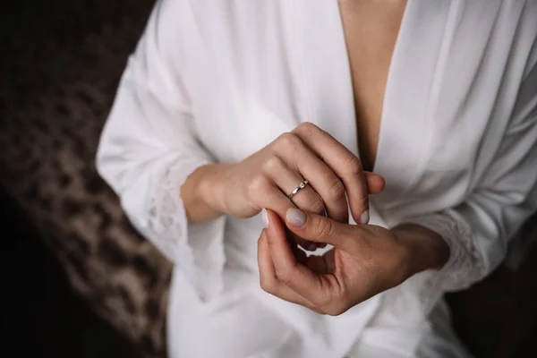 Dos Anillos Bodas Oro Novia Lleva Anillo Bodas Del Novio — Foto de Stock