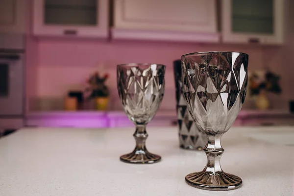 Óculos Vazios Garrafa Vinho Elegante Cozinha Moderna — Fotografia de Stock