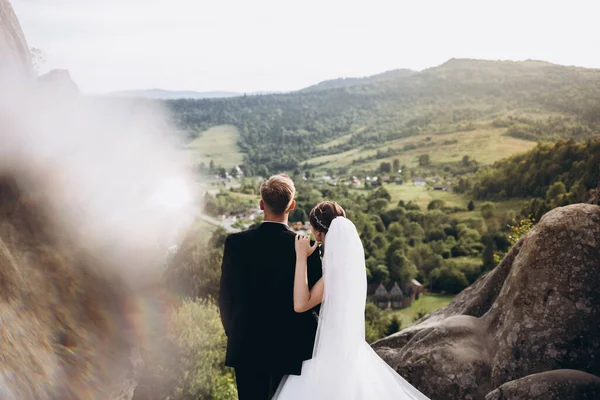 Gentil Abraço Bonito Dos Recém Casados Nas Montanhas Entre Rochas — Fotografia de Stock