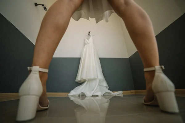 Весільна Сукня Висить Стіні Передбачення Між Ногами Нареченої — стокове фото