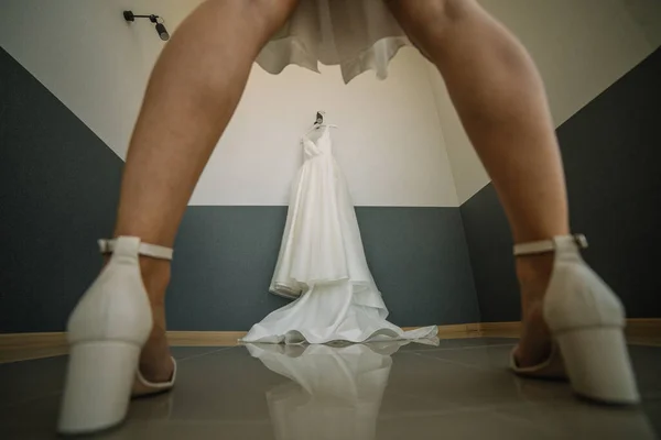 Abito Sposa Appeso Muro Scorcio Con Tra Gambe Della Sposa — Foto Stock