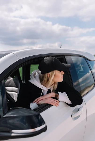 Menina Bonita Feliz Viajando Carro Toda Europa Com Foco Frente — Fotografia de Stock