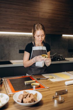 güzel genç Şef lezzetli tatlı dekorasyon