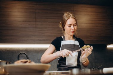 güzel genç Şef lezzetli tatlı dekorasyon