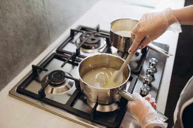 Kadın pastacılar profesyonel bir mutfakta tatlı hazırlıyorlar.