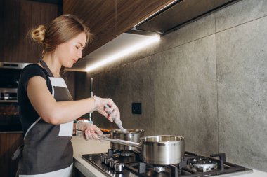Kadın pastacılar profesyonel bir mutfakta tatlı hazırlıyorlar.