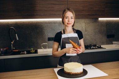 Pastanede çikolatalı kek dekorasyon şekerleme.