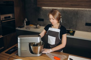 Modern daldırma mikseri mutfakta pişirmek ve tatlılar için. Ev ve profesyonel pastacılar ve fırıncılar için profesyonel ekipman. Aile işi. Sipariş edilecek pastalar.