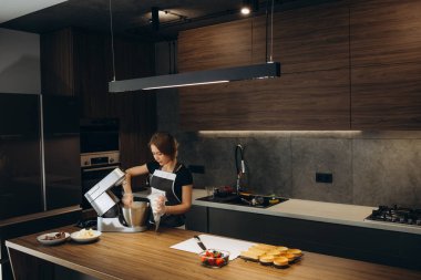 Modern daldırma mikseri mutfakta pişirmek ve tatlılar için. Ev ve profesyonel pastacılar ve fırıncılar için profesyonel ekipman. Aile işi. Sipariş edilecek pastalar.