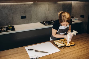 Pasta şefi pastayı böğürtlenlerle süslüyor.