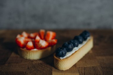 Bir sufle sır ve taze yaban mersini ile pasta