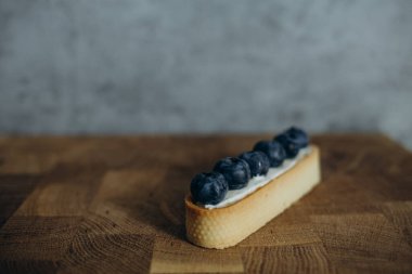 Bir sufle sır ve taze yaban mersini ile pasta