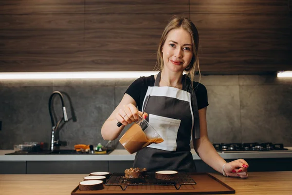 Lächelnde Konditorin Gießt Flüssige Schokolade Gommage Auf Kekskuchen Köchin Uniform — Stockfoto