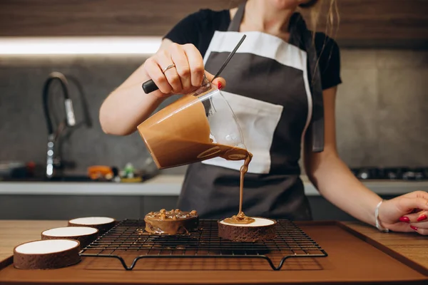 Schöne Junge Köchin Schmückt Köstliches Dessert — Stockfoto