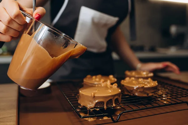 Profesyonel Bir Mutfakta Bir Pasta Şefinin Ellerinin Yakın Çekimi Çikolata — Stok fotoğraf