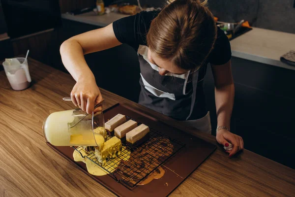 Schöne Junge Köchin Schmückt Köstliches Dessert — Stockfoto