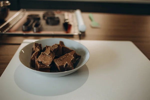 Koyu Çikolata Parçaları Meşe Masada Tahta Kase — Stok fotoğraf