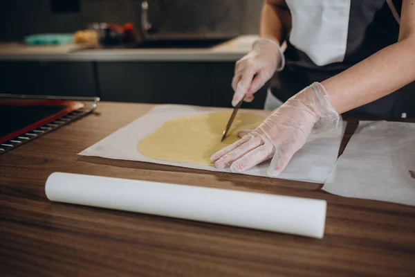 Pastelero Cortar Masa Forma Corazón Mientras Hacen Galletas Cocina — Foto de Stock