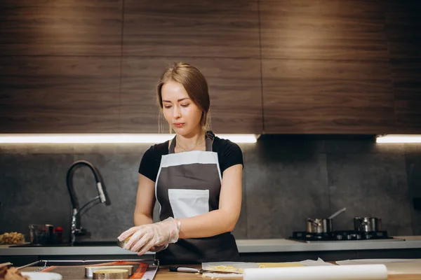 Der Konditor Formt Lebkuchen Mit Einem Originellen Rechteckigen Ausschnitt Frauenhände — Stockfoto