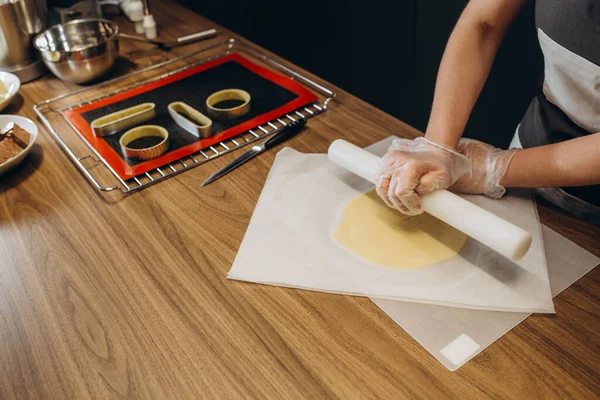 Der Konditor Formt Lebkuchen Mit Einem Originellen Rechteckigen Ausschnitt Frauenhände — Stockfoto