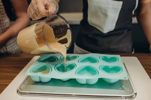 Junge Konditorin Gießt Flüssiges Mousse Eine Form Zubereitung Von Kuchen — Stockfoto