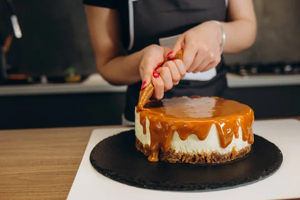 Şekerci Modern Bir Mutfağa Karamel Keki Koyar Görünümü Kapat — Stok fotoğraf