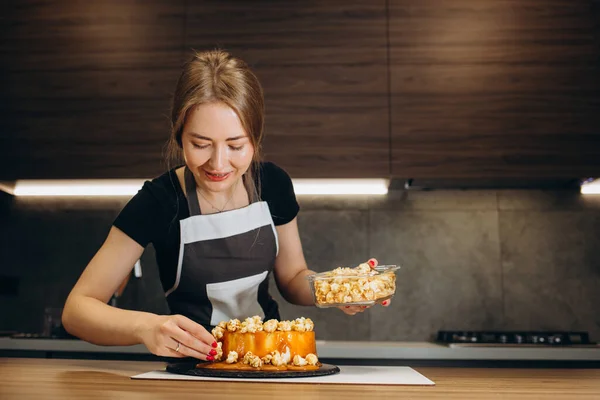 Konditor Einer Küche Frau Uniform Professionell Dekoriert Den Kuchen — Stockfoto