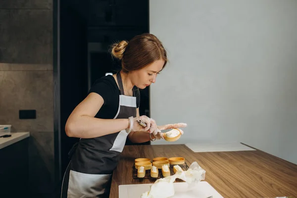 Dos Hermosas Chicas Están Preparando Pasteles Dulces Cocina Casa — Foto de Stock