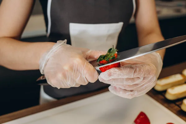 Close Junge Schöne Mädchen Schneidet Frische Erdbeeren Auf Der Küchentheke — Stockfoto