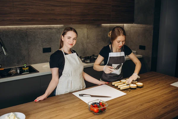 Vista Frontal Dos Confiteros Cocinando Postres Hermosas Mujeres Con Uniforme —  Fotos de Stock
