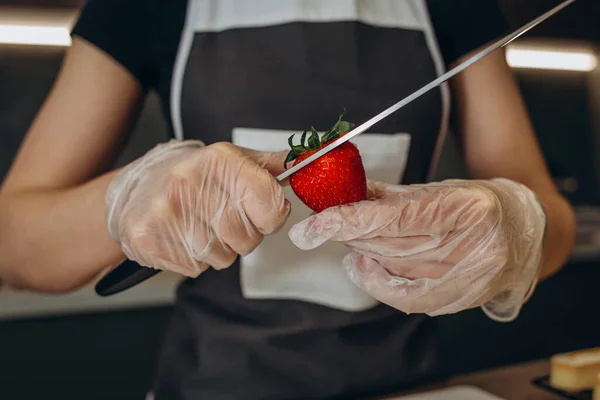 Close Junge Schöne Mädchen Schneidet Frische Erdbeeren Auf Der Küchentheke — Stockfoto