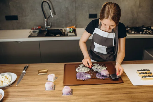 Schöne Junge Köchin Schmückt Köstliches Dessert — Stockfoto