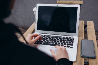 Kafe içinde internetten alışveriş yapmak için boş dizüstü bilgisayar ürünleri kullanan kadınları kapatın..