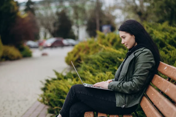 Счастливая Хипстер Молодая Женщина Работает Ноутбуке Парке — стоковое фото