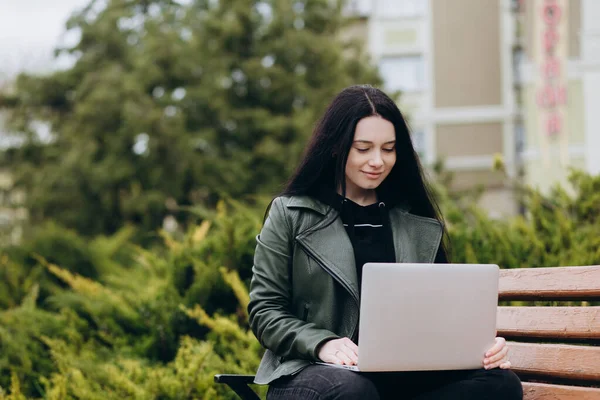 Красива Молода Жінка Сидить Громадському Парку Спілкуючись Через Ноутбук Комп — стокове фото