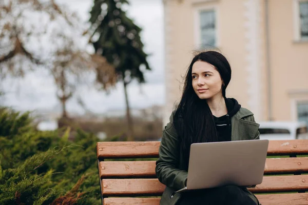 Красивая Молодая Женщина Сидящая Общественном Парке Болтающая Компьютером — стоковое фото