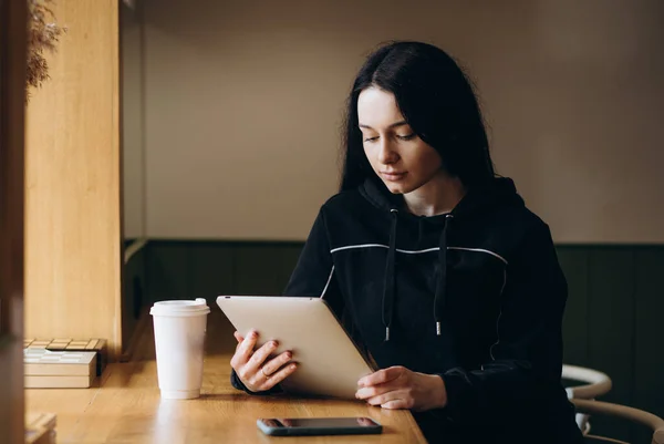 Молодая Женщина Использует Ноутбук Кафе — стоковое фото
