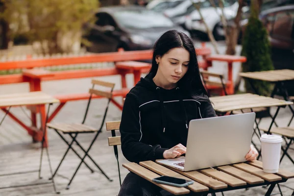 Молодая Женщина Ноутбуком Женщина Работает Ноутбуке Кафе Открытым Небом — стоковое фото