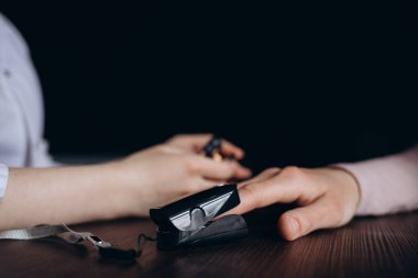 Parmak yaşam tarzında nabız ölçümü. Tıbbi cihazlar hakkında bir makale. Nabız ölçümü evde. Kandaki hava doygunluğunun ölçümü. Doygunluk kontrolü. İlaç ve sağlık