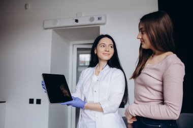 Doktor ve hasta masada otururken bir şey tartışıyorlar. İlaç ve sağlık hizmetleri kavramı