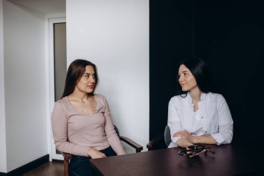 Doktor ve hasta masada otururken bir şey tartışıyorlar. İlaç ve sağlık hizmetleri kavramı